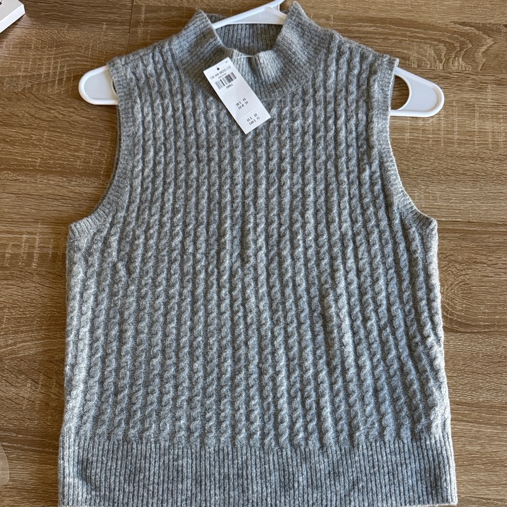 Abercrombie & Fitch Gray Cable-Knit Sleeveless Sweater Vest
